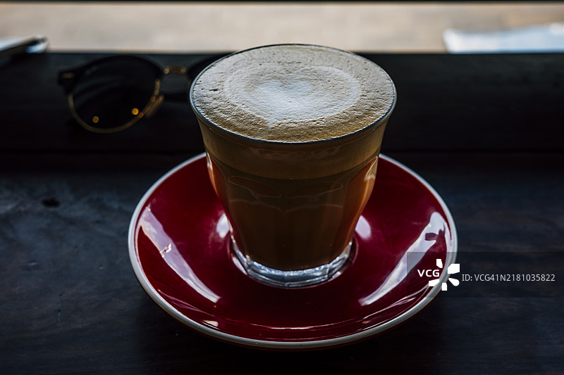桌上拿铁咖啡特写图片素材