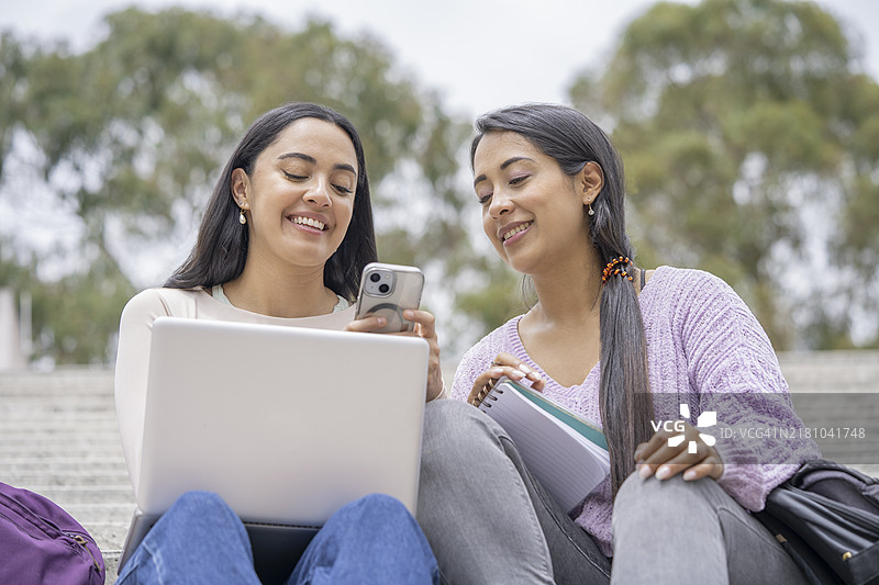 两个大学朋友在校园外交谈图片素材