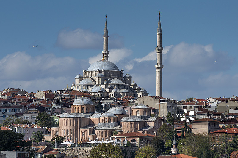 土耳其伊斯坦布尔法蒂赫区的泽伊雷克清真寺和法蒂赫清真寺图片素材