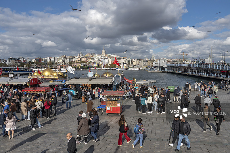 伊斯坦布尔法提赫区的埃米农努海滨图片素材