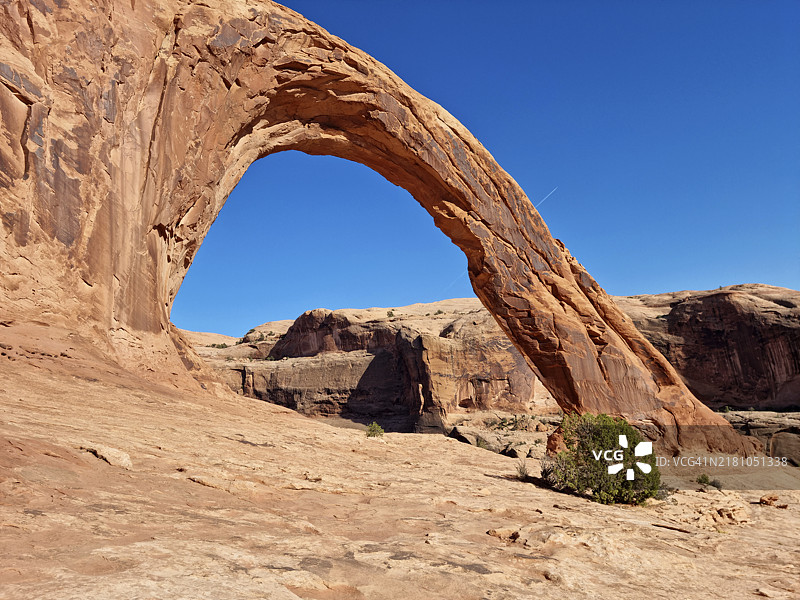 犹他州拱门国家公园附近的科罗娜拱门图片素材