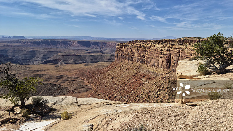 从犹他州圣胡安县穆利角眺望纪念碑谷和约翰峡谷路的壮丽景色图片素材