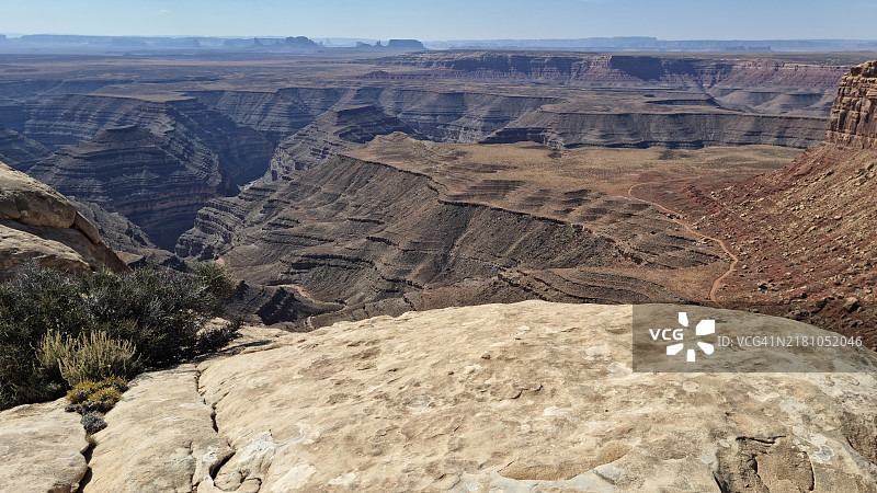 从犹他州穆雷角看圣胡安河鹅颈湾州立公园的壮丽景色图片素材