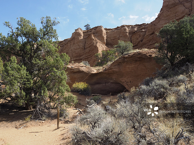 科达克罗姆盆地州立公园全景小径上的“印第安洞穴”手印或岩画，犹他州图片素材