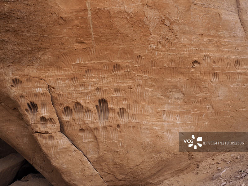 科达克罗姆盆地州立公园全景小径上的“印第安洞穴”手印或岩画，犹他州图片素材