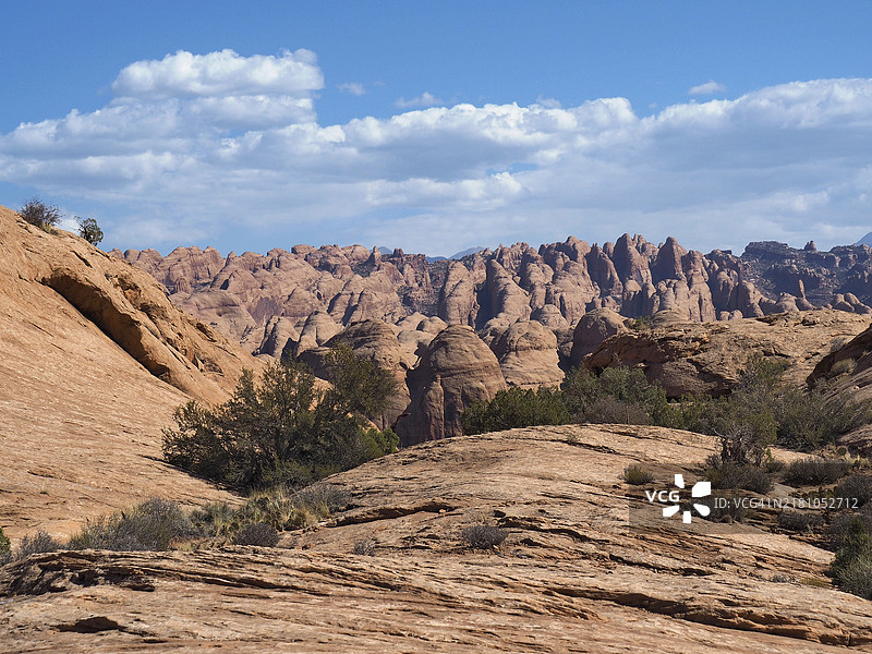 犹他州莫阿布毒蜘蛛台地长弓拱门小径的砂岩和光滑岩层图片素材