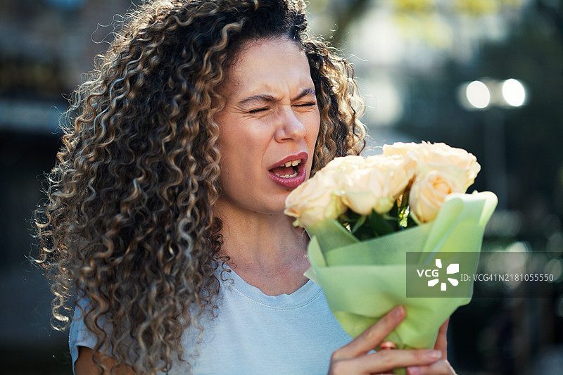 年轻女人患有春季过敏症图片素材