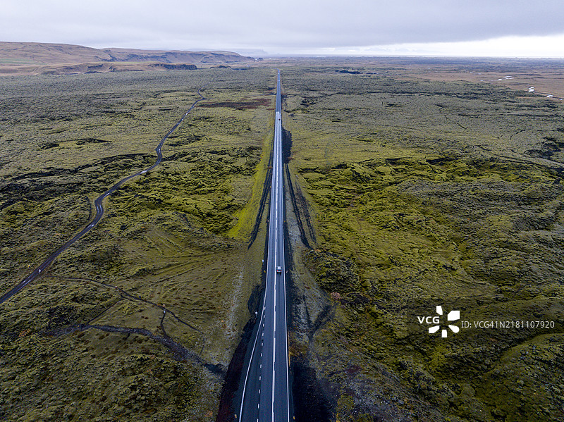 穿过火山碎石的道路，冰岛图片素材