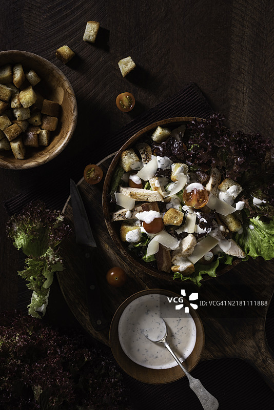 深色乡村背景上的凯撒沙拉图片素材