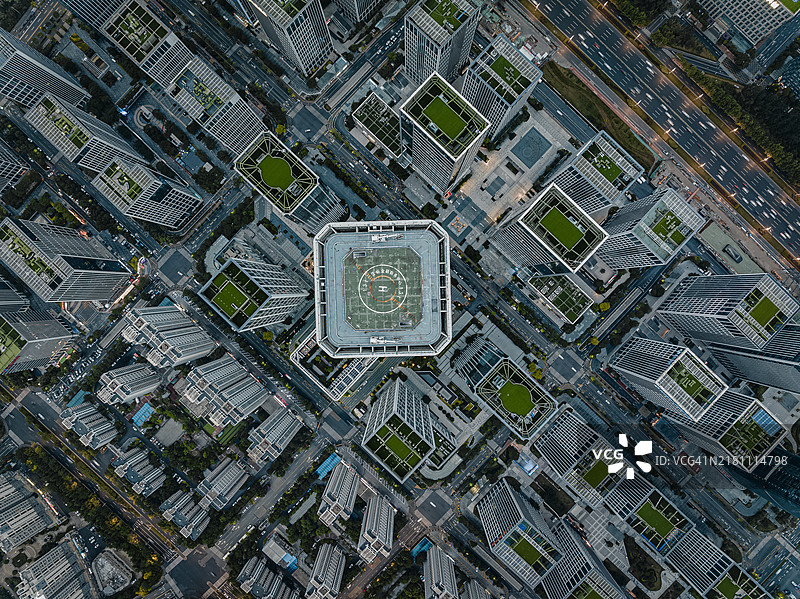 中国山东：黄昏时分的摩天大楼鸟瞰图图片素材