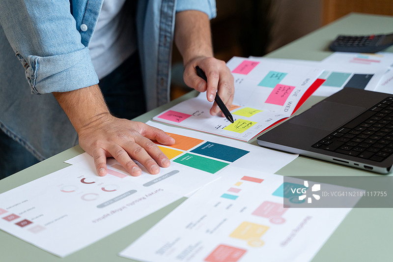 网页设计师使用便签在桌面上规划网站设计图片素材