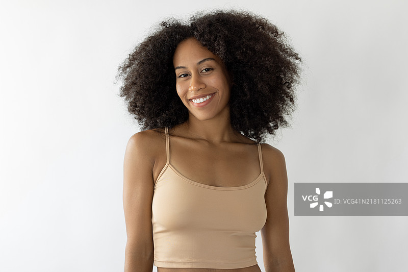 拥有非洲式发型的年轻女人站立图片素材