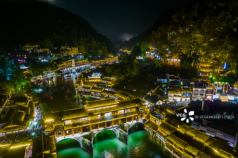 夜晚的凤凰古城虹桥鸟瞰图图片素材