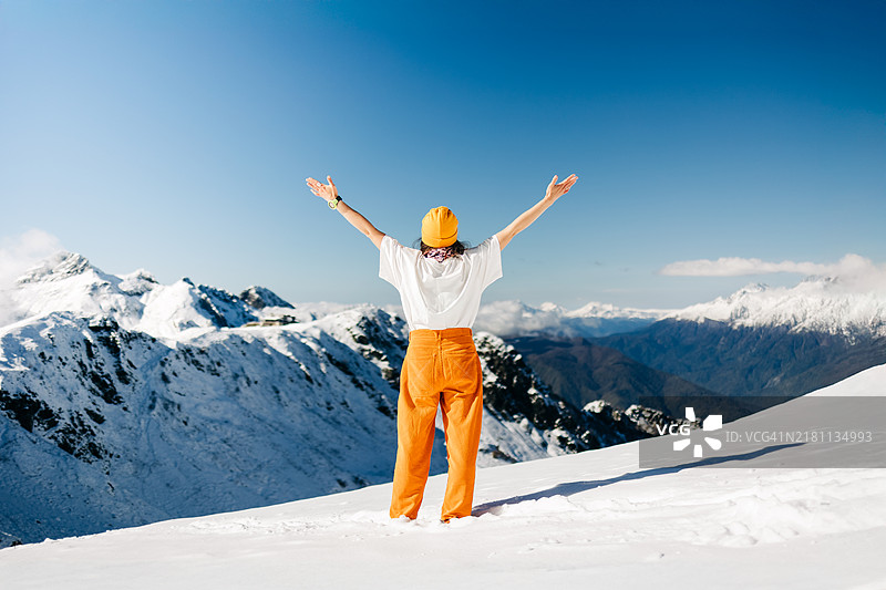 快乐的女性在雪山顶庆祝图片素材
