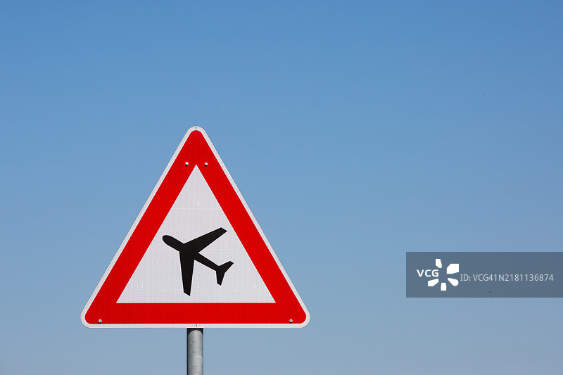 “注意，飞机横穿”路标图片素材