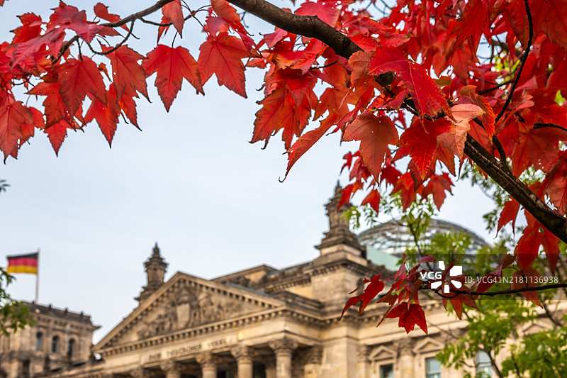德国联邦议院与秋天的叶子颜色 - 国会大厦与德国国旗（德国议会大楼） - 柏林，德国图片素材