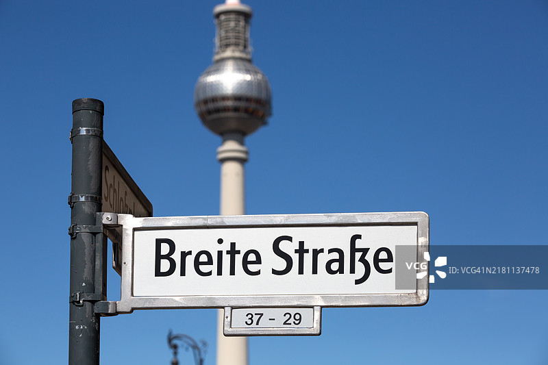 带有路标的柏林电视塔图片素材
