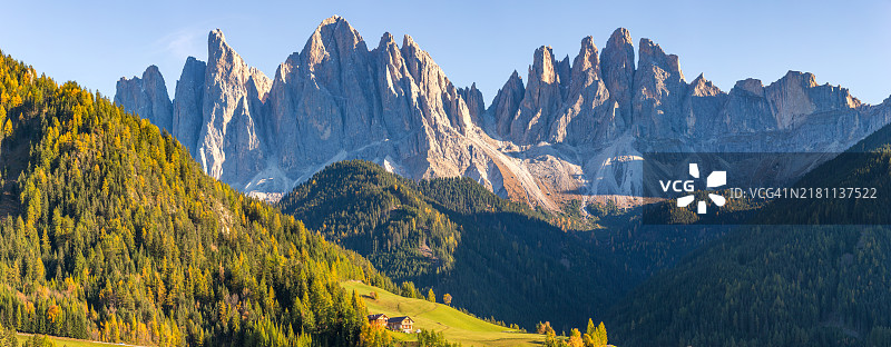 秋季的多洛米蒂阿尔卑斯山，富内斯山谷的圣马达莱纳图片素材