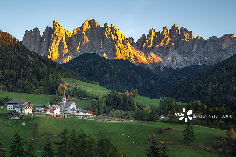 秋季的多洛米蒂阿尔卑斯山，富内斯山谷的圣马达莱纳图片素材