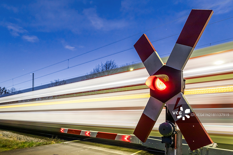 蓝色时刻快速通过的火车图片素材