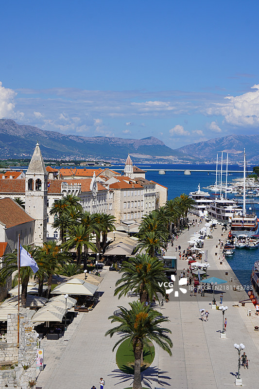 克罗地亚特罗吉尔的里瓦大道，人与古老的屋顶图片素材