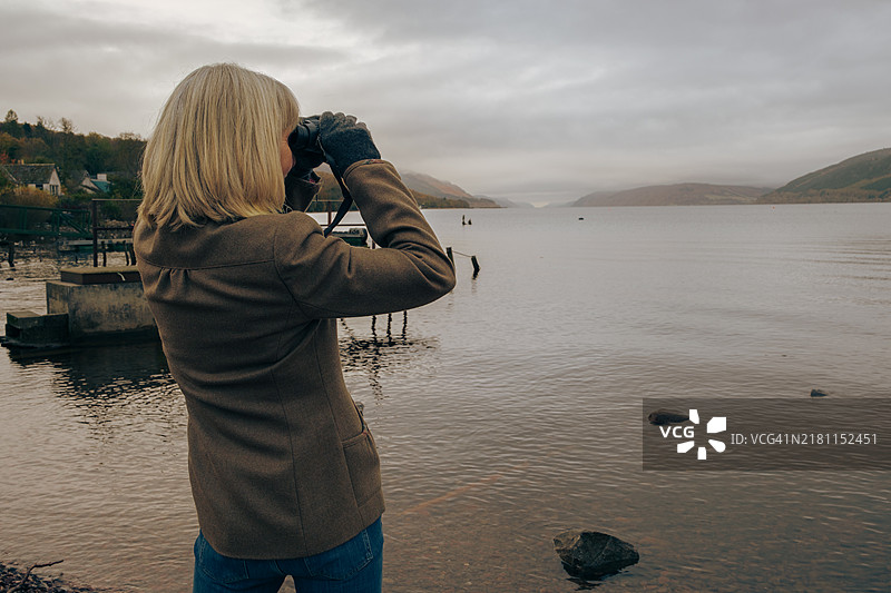 你需要双筒望远镜才能看到尼斯湖水怪图片素材