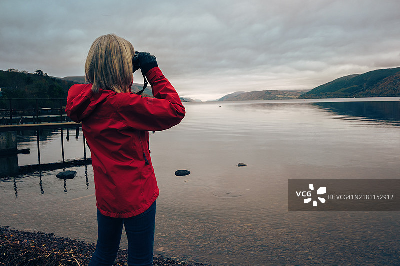 你需要双筒望远镜才能看到尼斯湖水怪图片素材