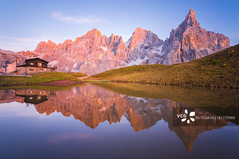 意大利多洛米蒂山倒影图片素材