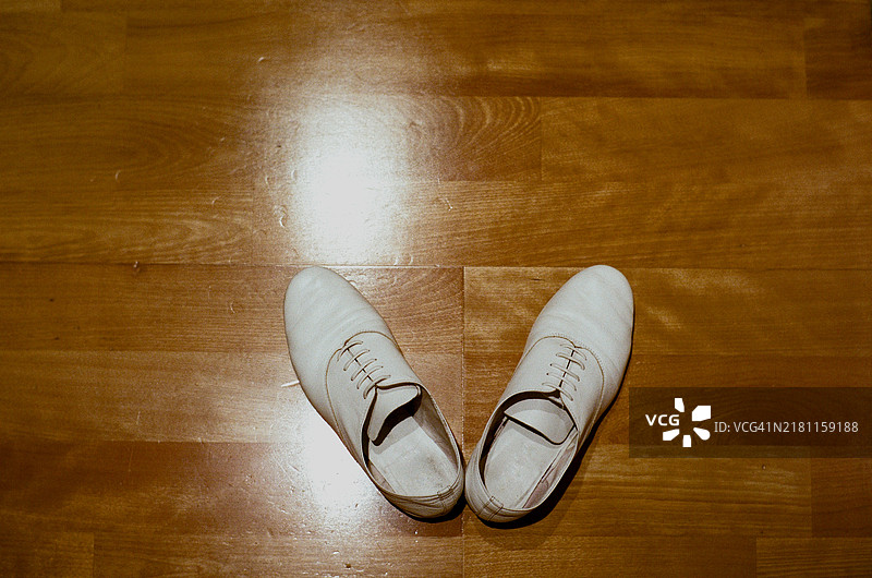 木地板上的白色鞋子图片素材