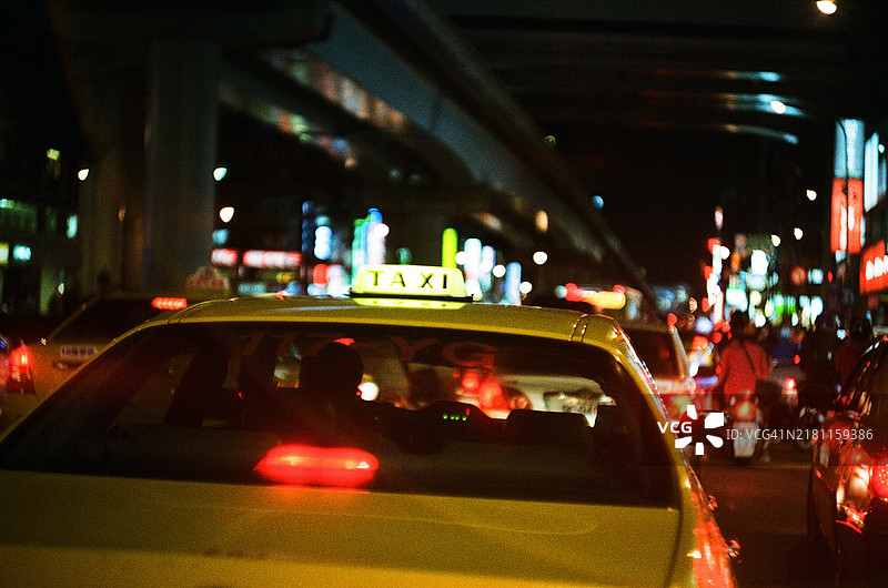 台北台湾的夜间出租车图片素材