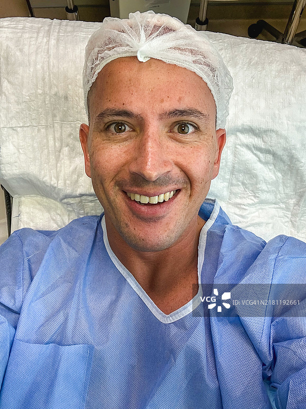 床上自拍的男子正在进行植发手术图片素材