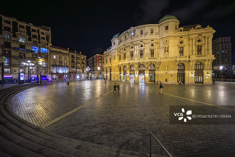 阿里亚加剧院的永恒之美在夜幕下图片素材
