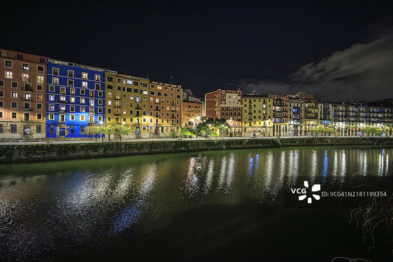 比尔巴鄂的魅力：夜晚的倒影与色彩图片素材