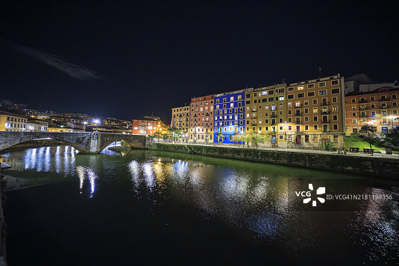 夜晚的辉光：比尔巴鄂的内尔维翁河与多彩的外立面图片素材