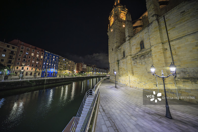 圣安东的夜景倒影与多彩的比尔巴鄂河岸图片素材