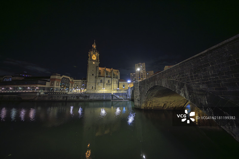 圣安东教堂和桥梁的毕尔巴鄂夜景图片素材