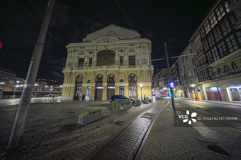 比尔巴鄂历史中心的阿里亚加剧院夜景图片素材