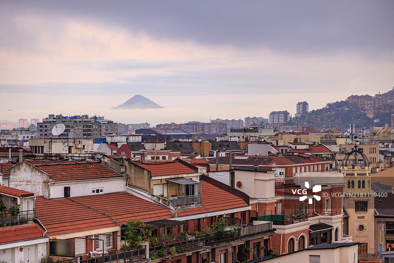比尔巴鄂的黎明，屋顶与阿尔昌达山图片素材