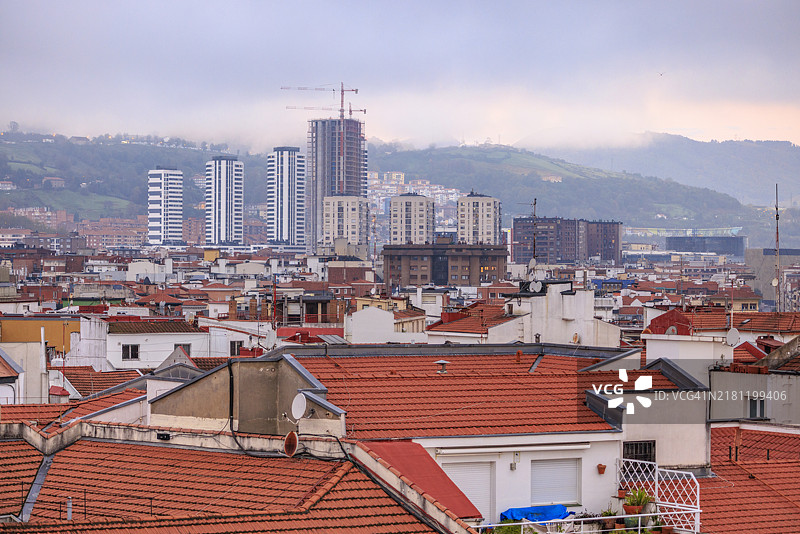 比尔巴鄂的城市发展：屋顶与高耸的摩天大楼图片素材