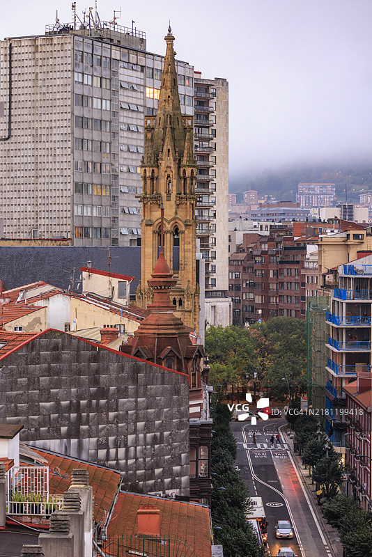 圣方济各大教堂高耸于比尔巴鄂的城市发展之上图片素材