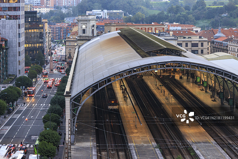 比尔巴鄂火车站的宁静匆忙视角图片素材