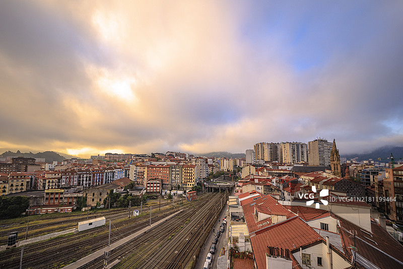 比尔巴鄂市的黄金时刻与天空图片素材