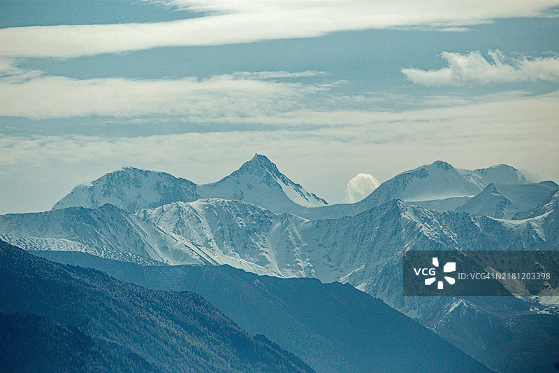 俄罗斯西伯利亚阿尔泰山脉 Beluha 山日落雪山峰图片素材