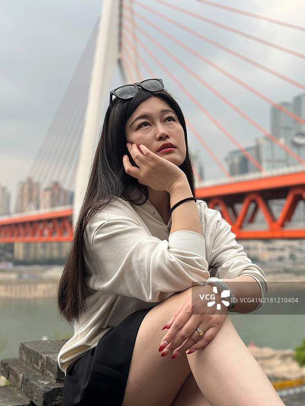 时髦的人在屋顶欣赏城市风光图片素材