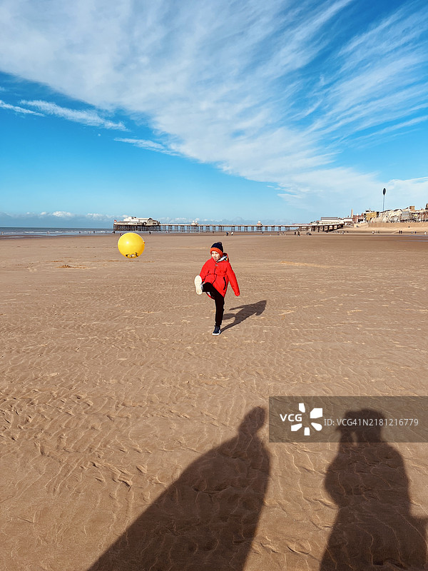 在黑潭海滩玩球的男孩图片素材
