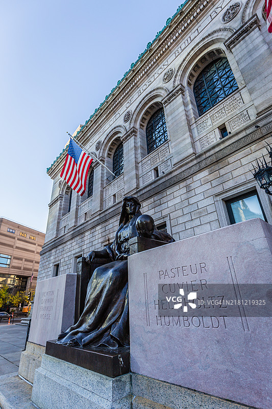 波士顿公共图书馆前的科学雕像在晴朗的早晨图片素材