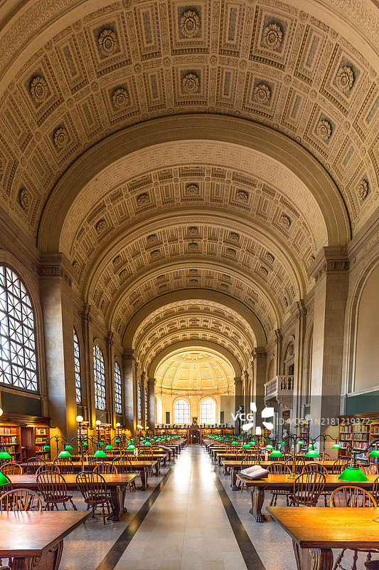 波士顿公共图书馆在晨光中的清晨时刻图片素材