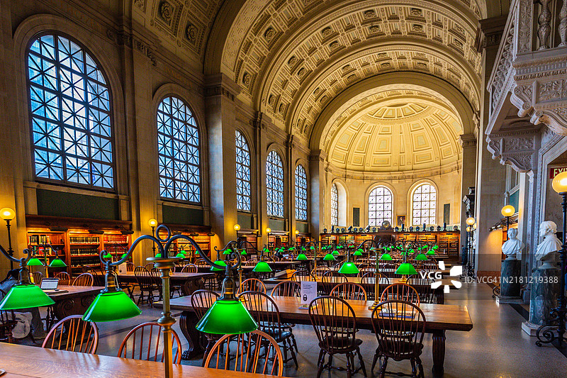 波士顿公共图书馆贝茨大厅在清晨阳光下与美丽的绿色灯具图片素材