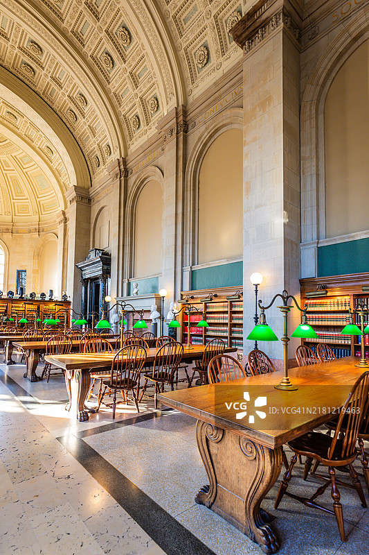 波士顿公共图书馆贝茨大厅的长木桌在早晨等待着访客。图片素材