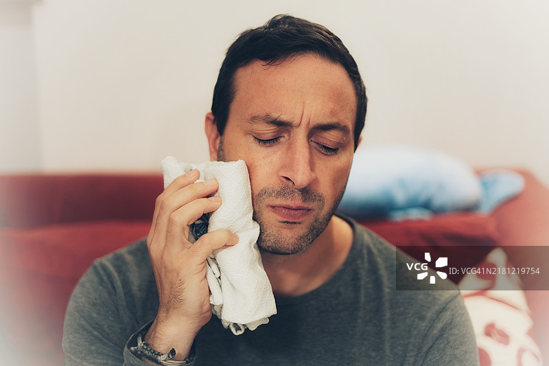 牙痛的男人捂着下巴图片素材